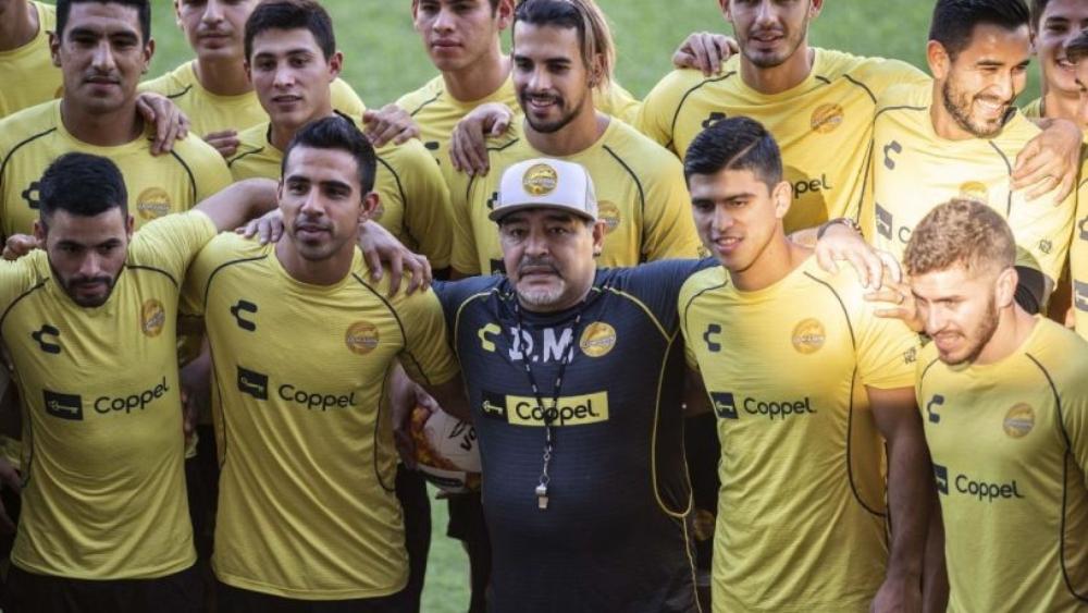 مارادونا يرقص مع أنصار دورادوس في أول ظهور