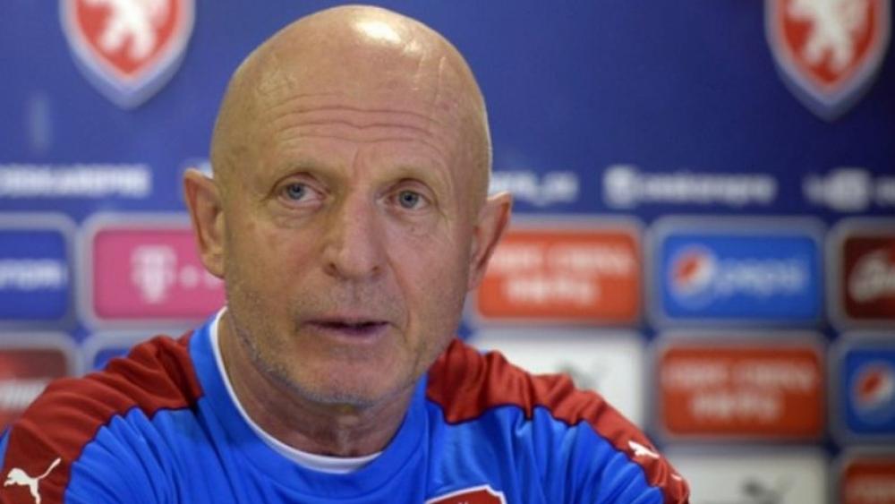 إقالة مدرب التشيك بعد الهزيمة المذلة أمام روسيا