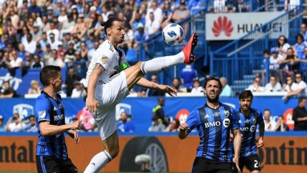 بالفيديو | إبرا يُوقع على جبين مُشجع "مُزعج"