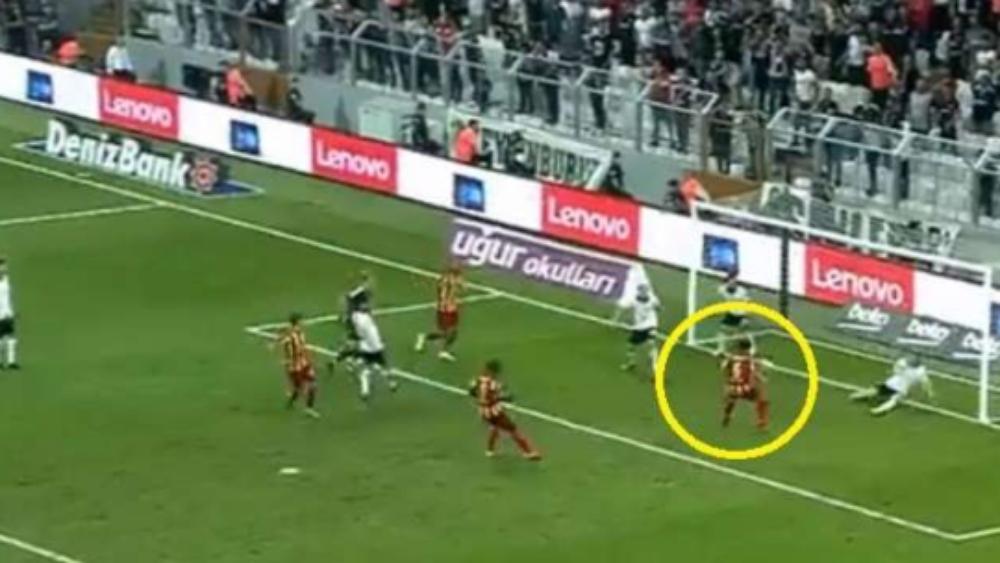 بالفيديو | هدف كوميدي حتى الحكم قرر مشاهدته بالإعادة!