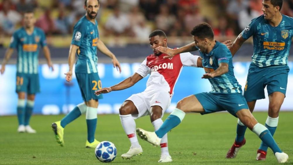 لاعب موناكو يواسي نفسه بعد الهزيمة أمام الأتلتيكو