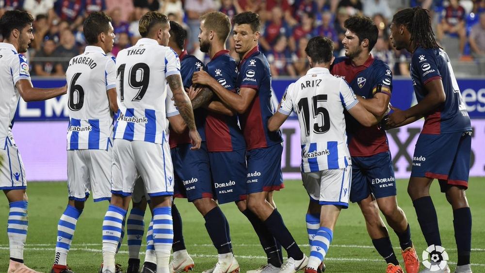 ريال سوسيداد يتجاوز طرد لاعبيْه ويهزم هويسكا