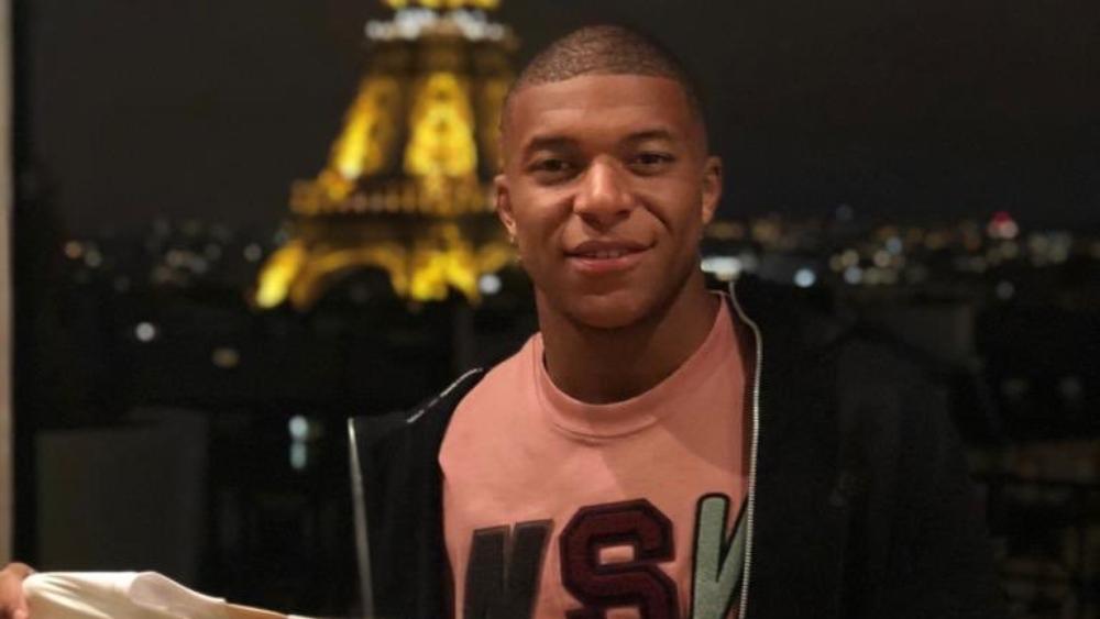 مبابي يتلقى هدية قيمة من "الجوهرة" بيليه