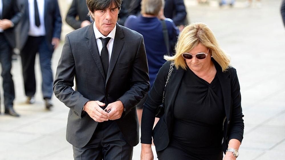 ما قصة صورة لوف مع امرأة في وضع مريب؟!