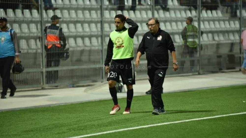 حجر طائش من جماهير "الحمامة البيضاء " يصيب لاعب الكوكب المراكشي‬