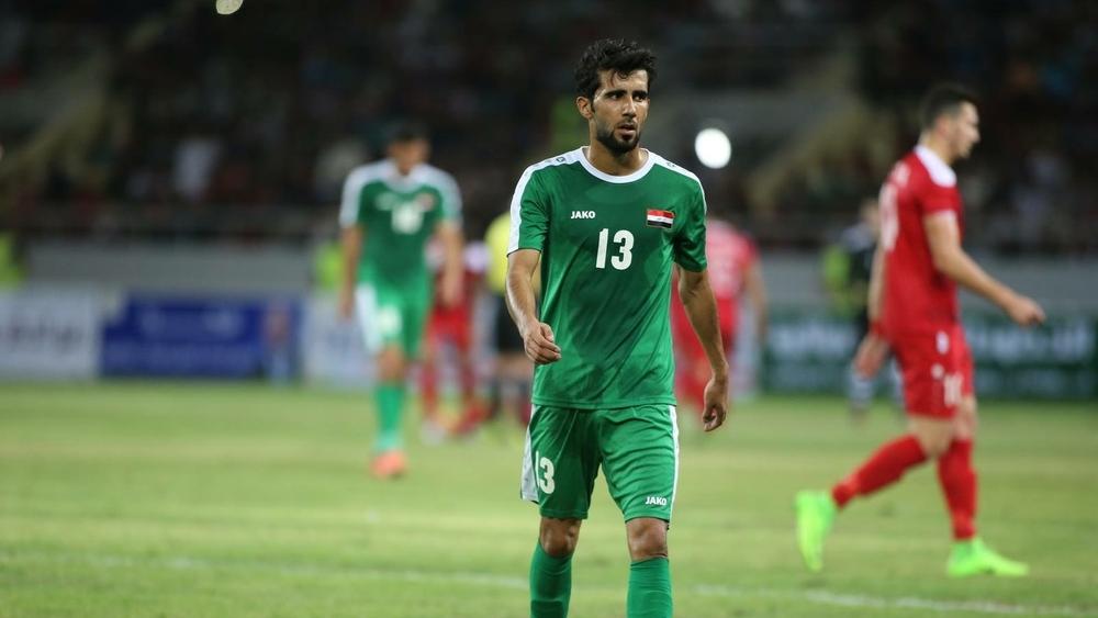 لحظة مؤثرة... نجم العراق يترك الملعب بعد تلقيه خبر وفاة والدته