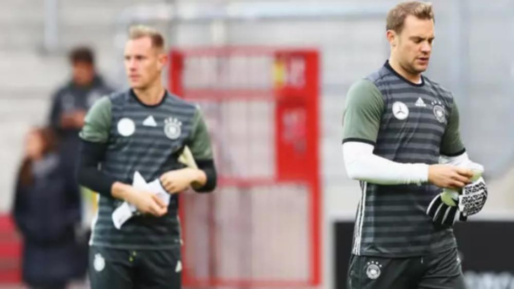 أسطورة ألمانيا ينتقد مجاملة نوير على حساب حارس برشلونة