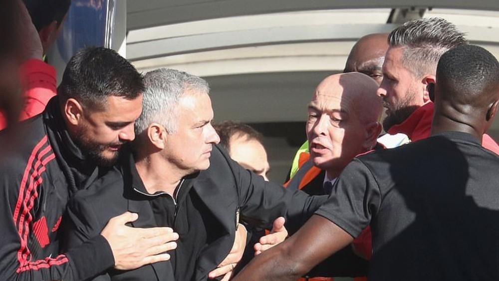 بالصور | خناقة "شوارع" بين مورينيو ومدرب تشيلسي