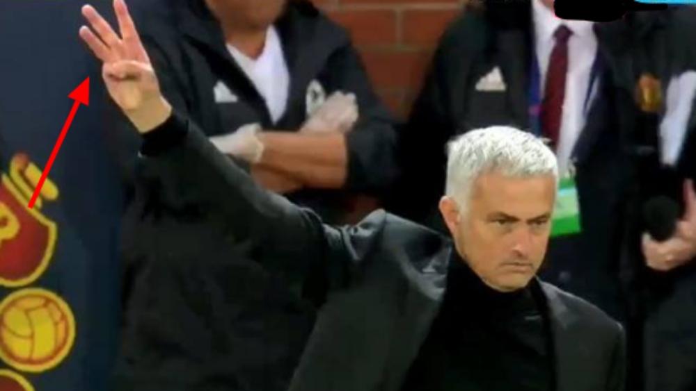 ما سر إشارة مورينيو لجماهير يوفنتوس؟