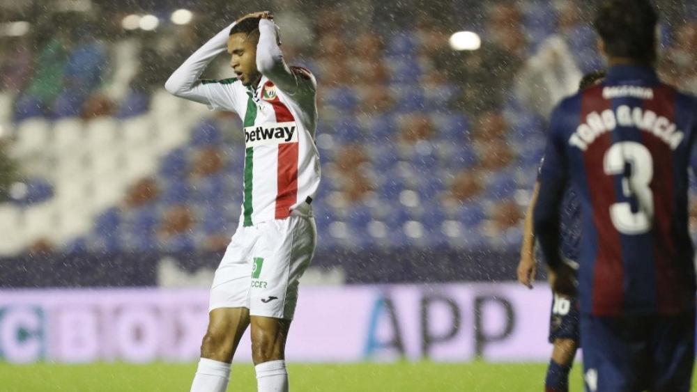 العارضة تُجهِض آمال النصيري .. وفريقه ليغانيس مُهدَّد بالنُّزول