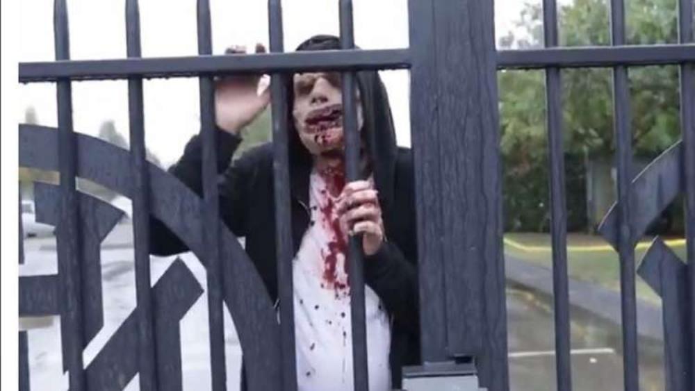 بالفيديو | "زومبي" يُثير هلع لاعبي الإنتر!