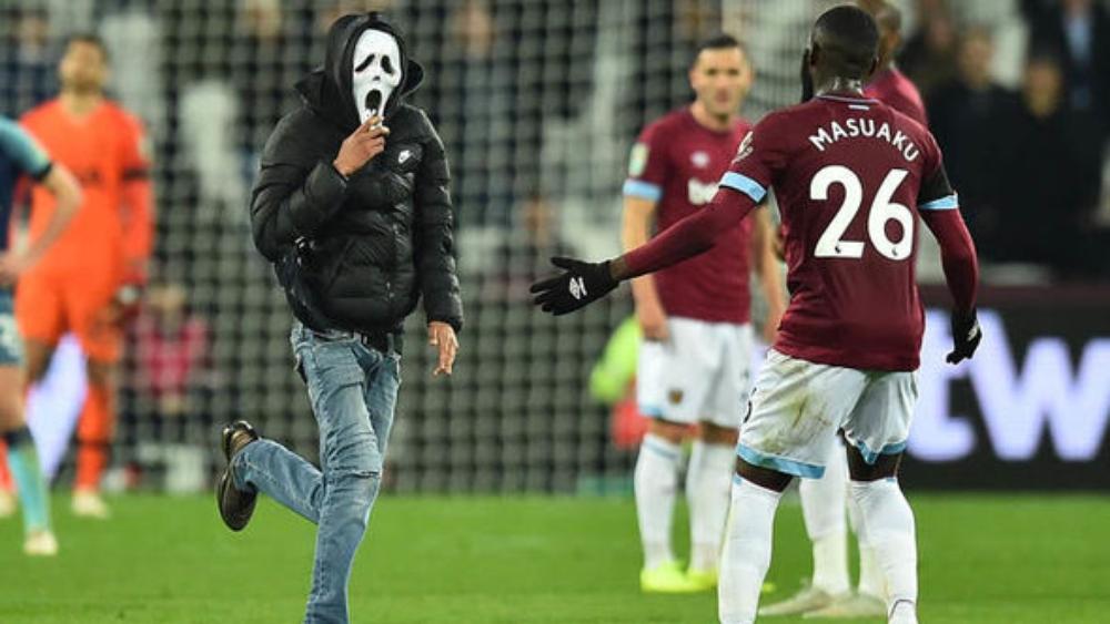 وست هام يمنع مشجعين من حضور مبارياته مدى الحياة