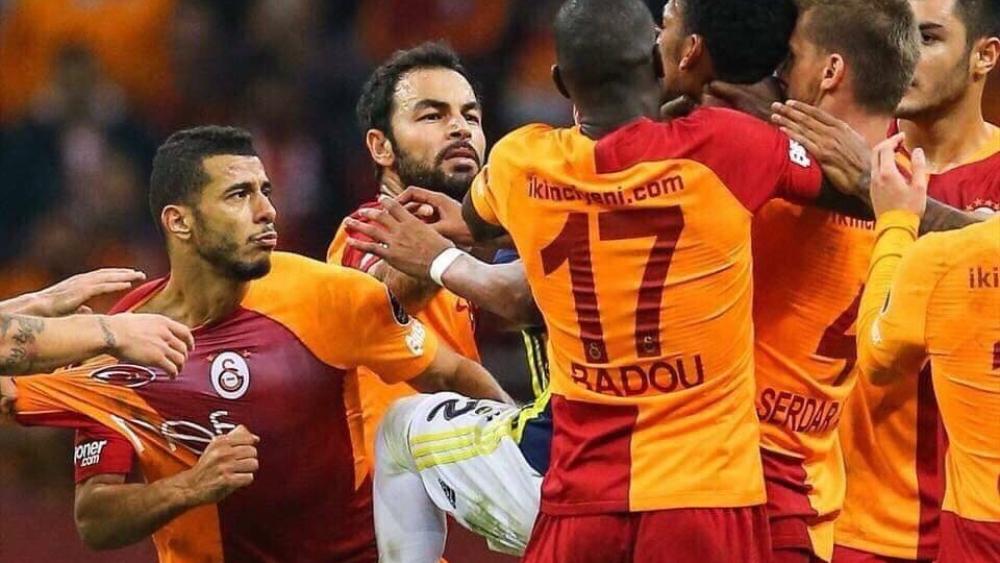 بلهندة يُنهي مواجهة فنربخشه بِشِجارٍ وصفعةٍ واشتباكاتٍ