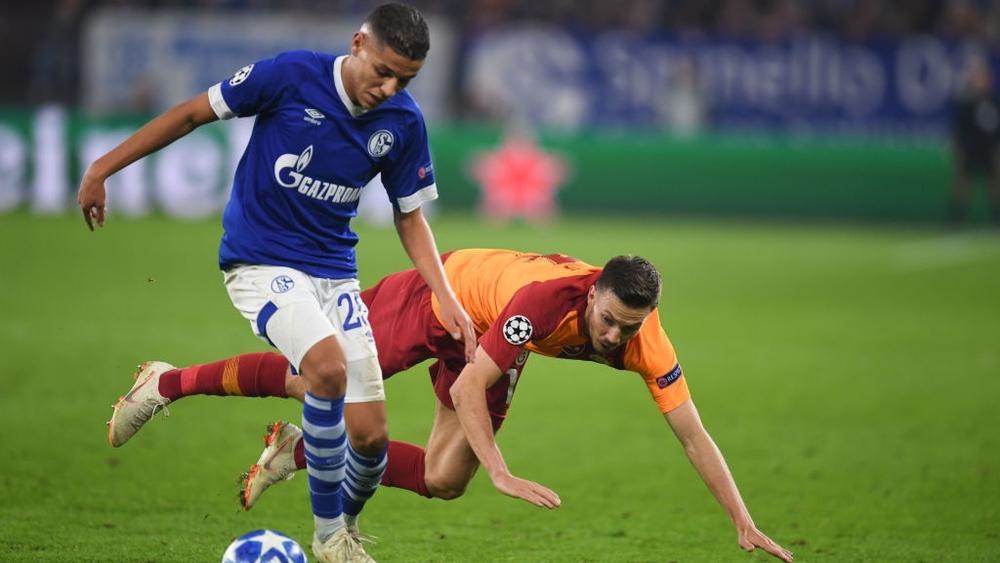 حاريث يُشارك في انتصار شالكه على جالطة سراي.. وبلهندة حاضر أيضاً