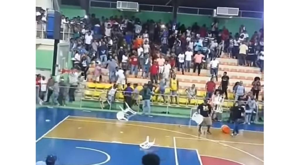 مباراة كرة سلة تنقلب إلى "حلبة مصارعة"!