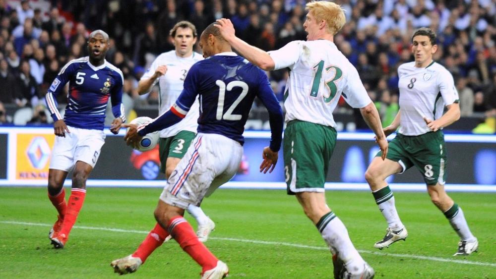 مشرعو المستديرة يدرسون تغيير قاعدة "لمس الكرة باليد"