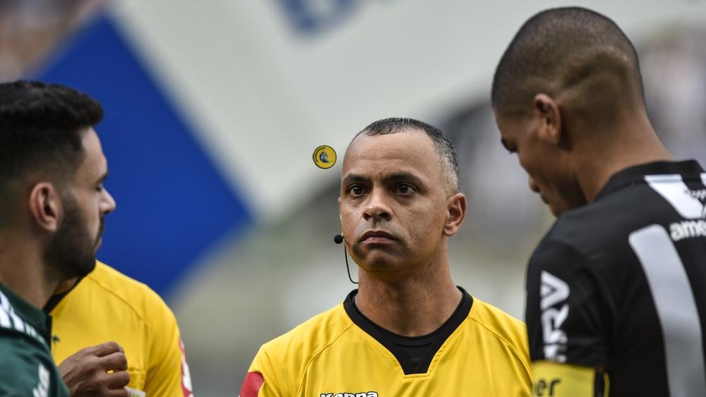 إيقاف حكم بعد أن نسي العملة المعدنية ولجأ إلى بديل غير متوقع