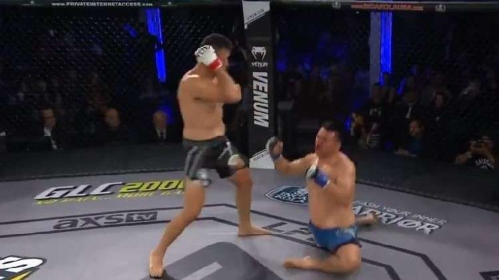 مقاتل يوجه ضربة عنيفة تُفقد مُنافسه السيطرة على قدميه