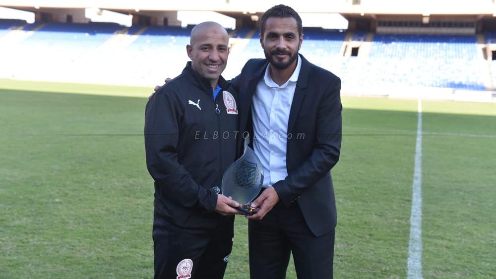 الملعب القابسي التونسي يهدي تذكار الفريق لفوزي جمال مدرب الكوكب بعد ودية الفريقين‎