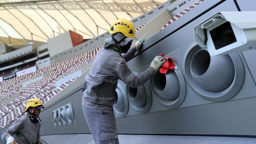 عمّال يبنون منشآت مونديال 2022 في قطر لكنهم لن يشاهدوا مبارياته فيها
