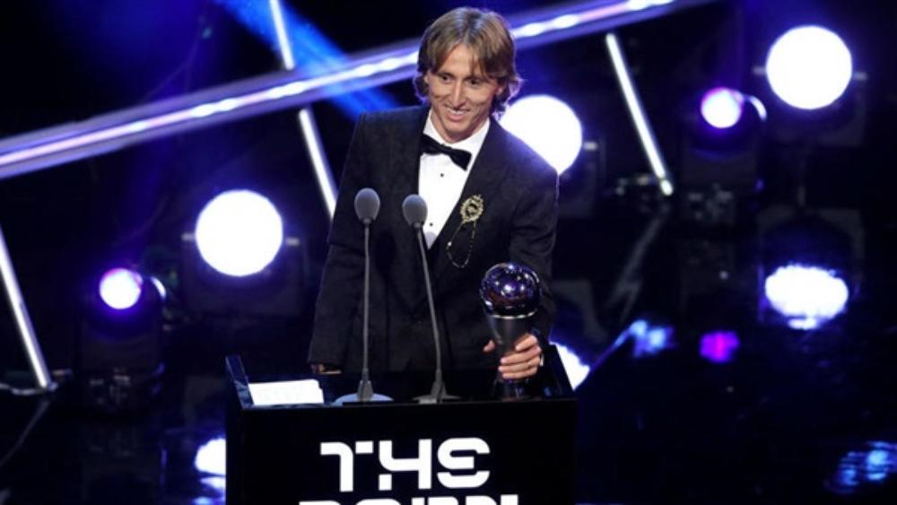 كافاني: "مودريتش لا يستحق التتويج بالكرة الذهبية"