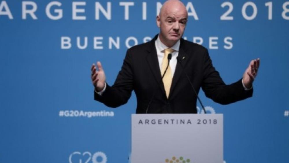 إنفانتينو ينتقد "الأغبياء" الذين أفسدوا "نهائي القرن"