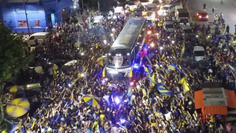 جماهير البوكا تودع فريقها قبل السفر إلى مدريد