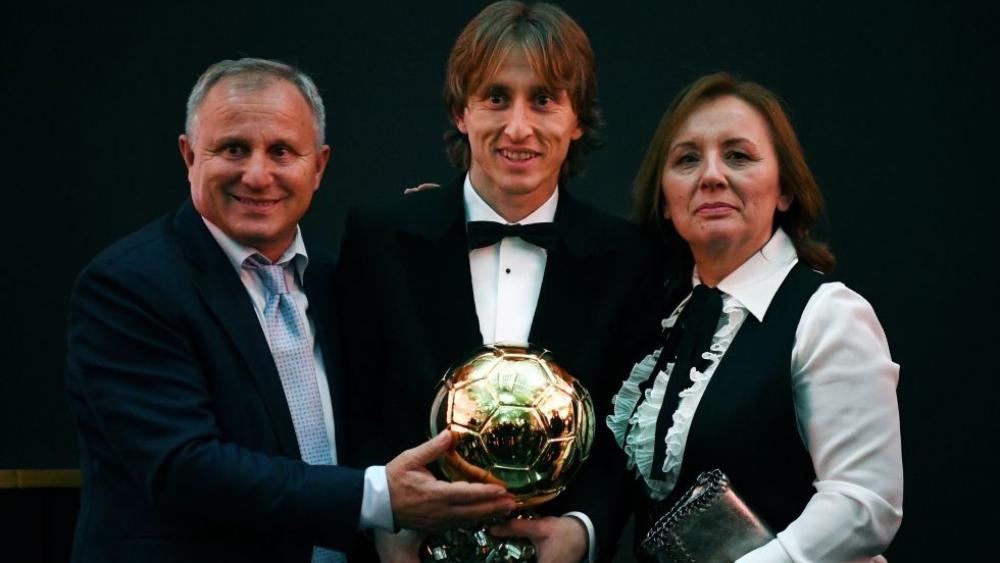 بورنموث يوجه رسالة "ساخرة" لمودريتش بعد الفوز بالبالون دور