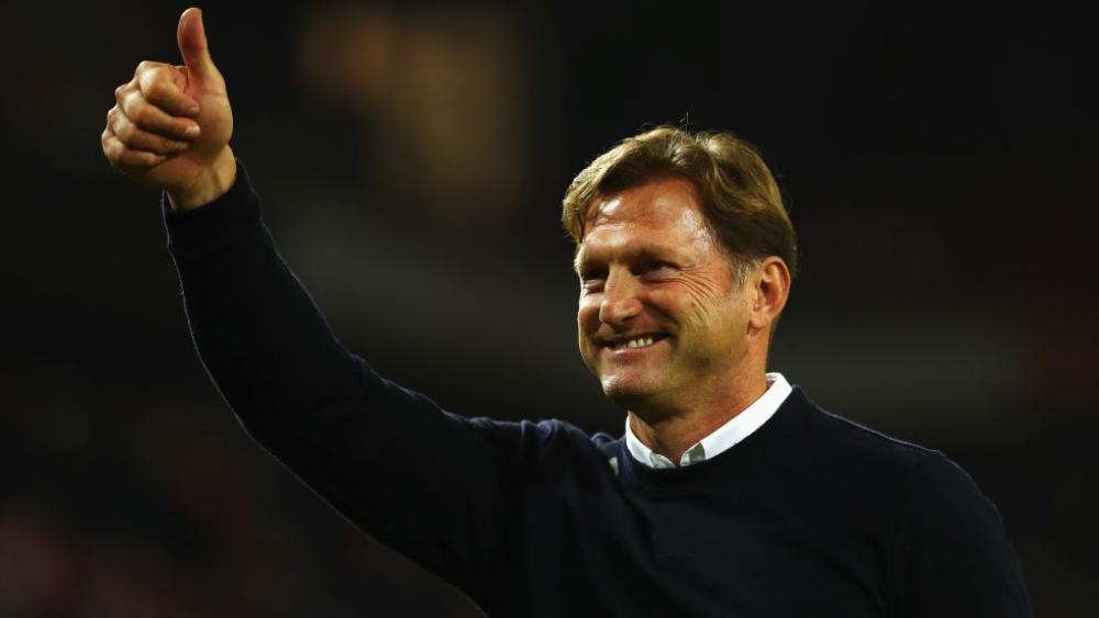 هازينهوتل يطلب طلبًا غريبًا من الصحافة الإنجليزية