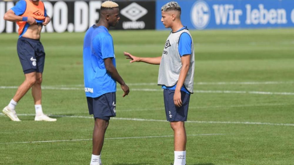 منديل أساسي وحاريت احتياطي أمام لوكوموتيف موسكو