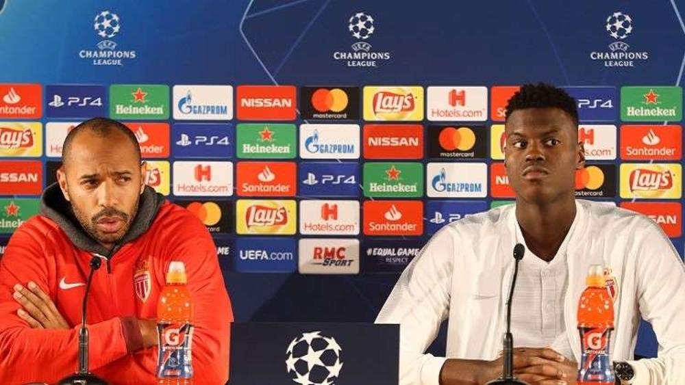 هنري يقدم درسا في الانضباط للاعبه خلال مؤتمر صحفي