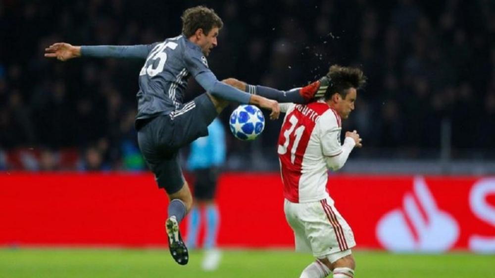 توماس مولر يعتذر لمدافع أياكس بعد إصابة رأسه