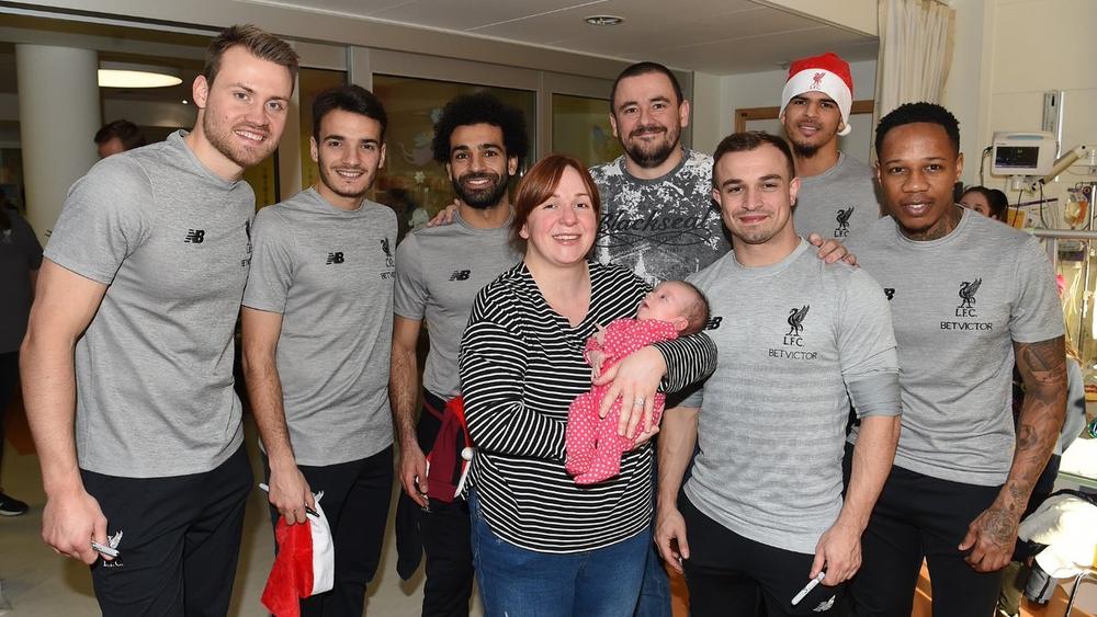 صلاح وزملاؤه في ليفربول يفاجئون نزلاء مشفى أطفال