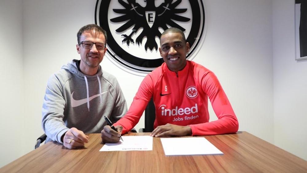فرانكفورت يجدد عقد نجمه حتى عام 2020