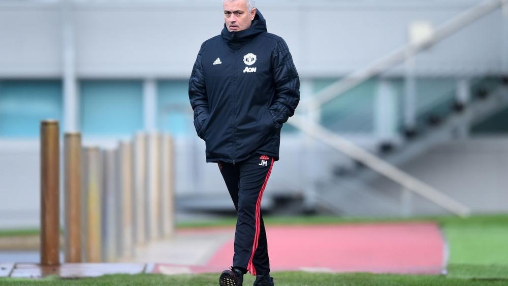 بالفيديو | مورينيو يغادر فندق إقامته ويرد على الصحفيين