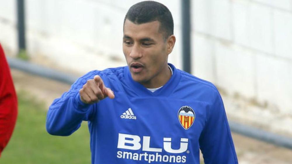 مدافع فالنسيا يتجه صوب الانضمام إلى برشلونة