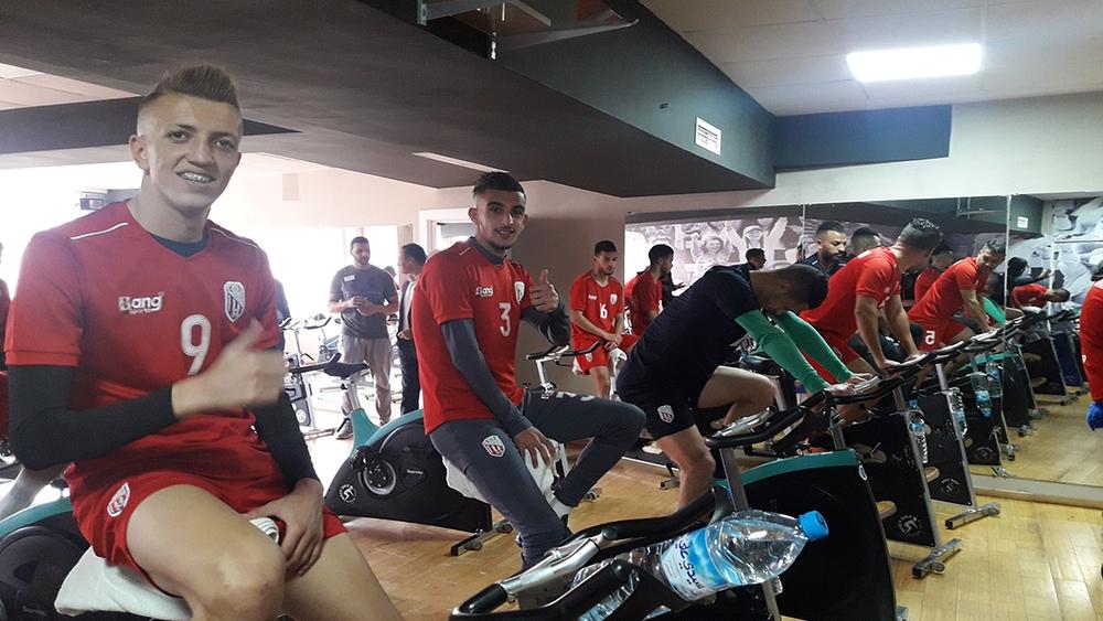المغرب التطواني يجري حصة تدريبية بإحدى الصالات الرياضية