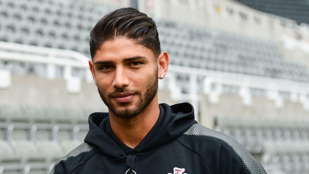 لزعر مُرشَّحٌ للعودة إلى "الكالتشيو" .. وناديان يسعيان خلف توقيعه