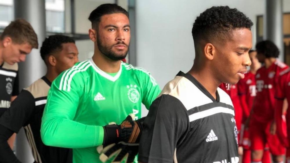 المغربي عصام معاش يظهر مع كبار أياكس.. وينتظر فرصته مثل مزراوي