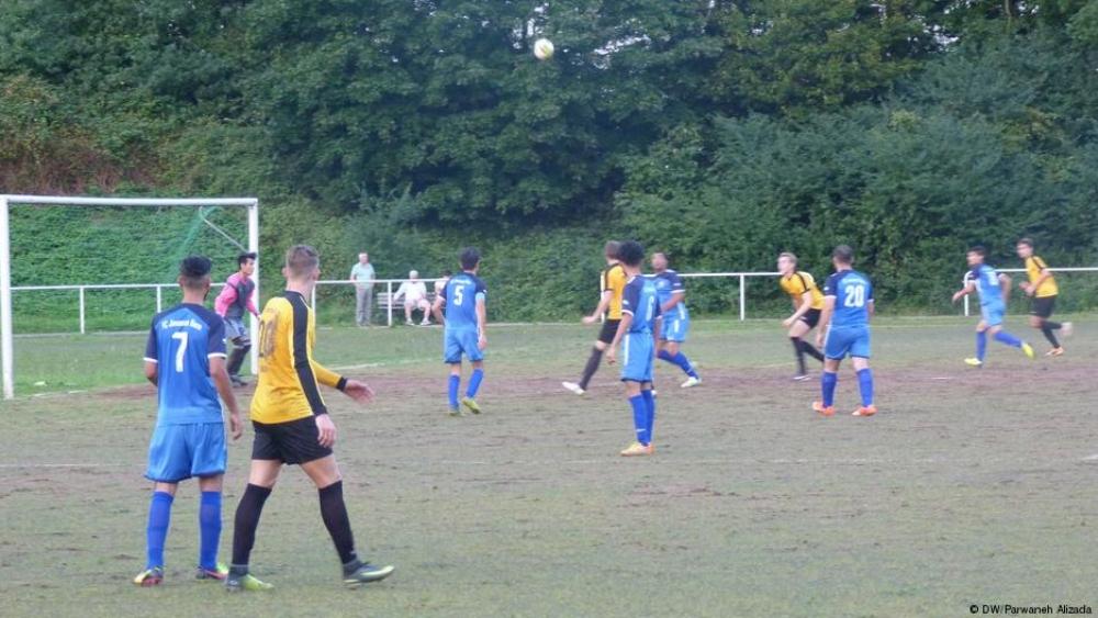 ألمانيا | لماذا ترفض بعض أندية كرة القدم دمج أطفال اللاجئين؟