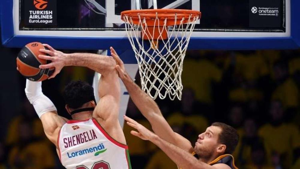 لاعب يحطم سلة الفريق الخصم في الدوري الأوروبي