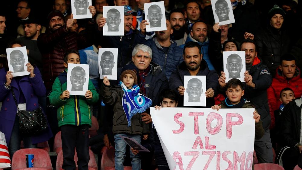 جمهور نابولي يساند كوليبالي ضد العنصرية