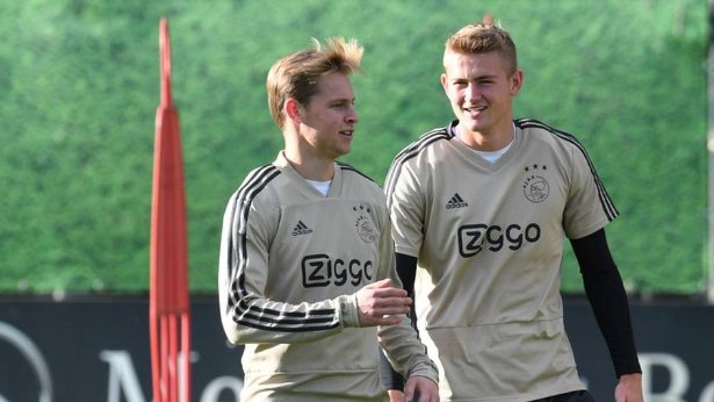 أياكس يلمح لبيع نجميه دي ليخت ودي يونغ