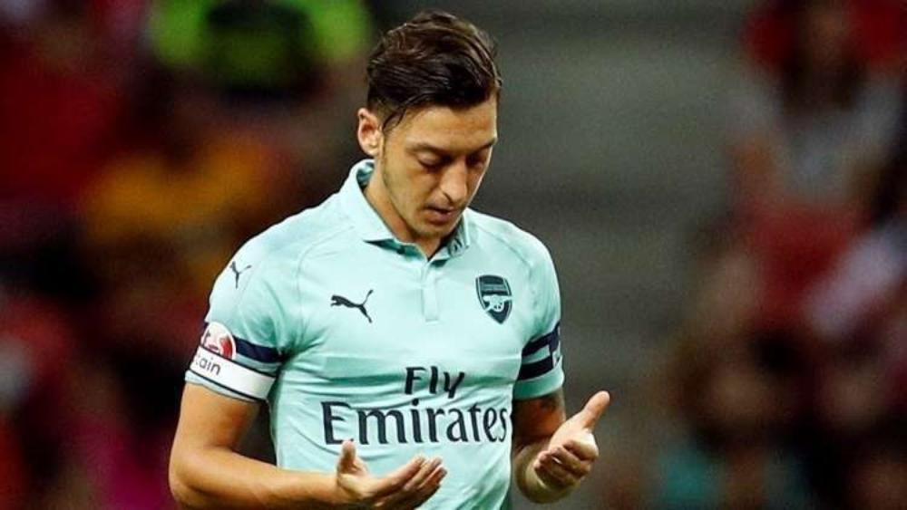 أوزيل يحتفظ بقطعة من كسوة الكعبة في منزله