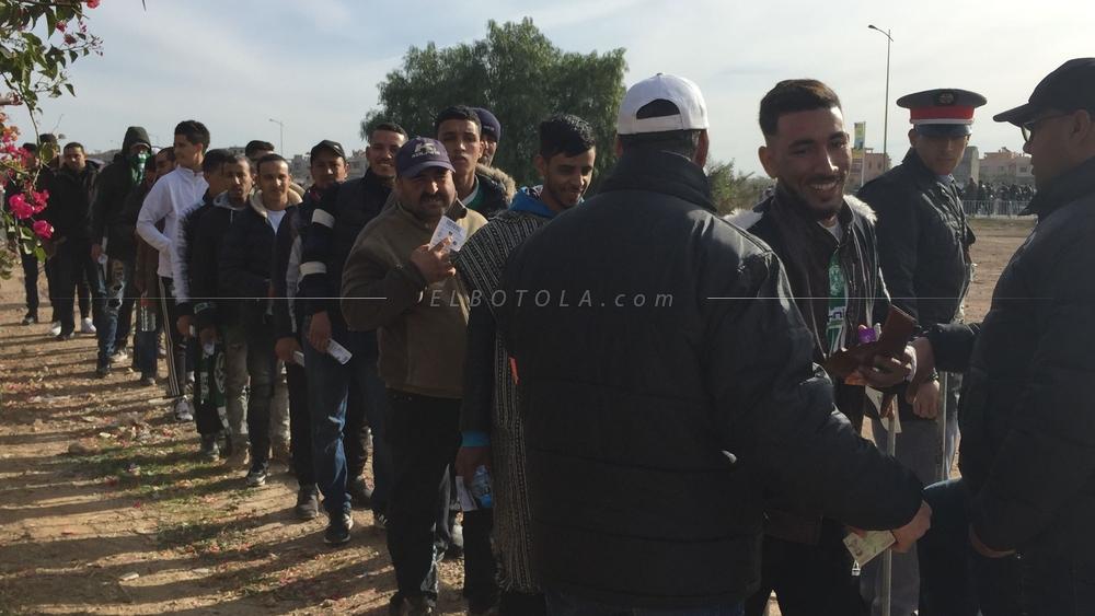 بالصور: الأجواء خارج ملعب مراكش قبل ساعتين على انطلاق "الديربي"
