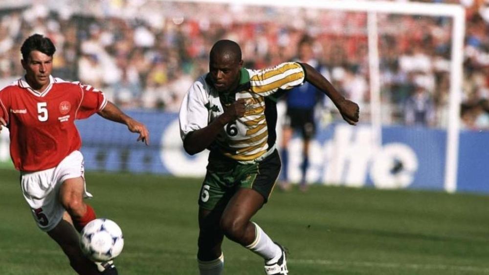 وفاة ماسينغا نجم جنوب إفريقيا في مونديال فرنسا