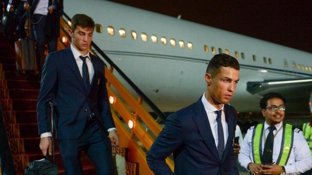 بالصور | رونالدو في مقدمة بعثة يوفنتوس الواصلة إلى جدة