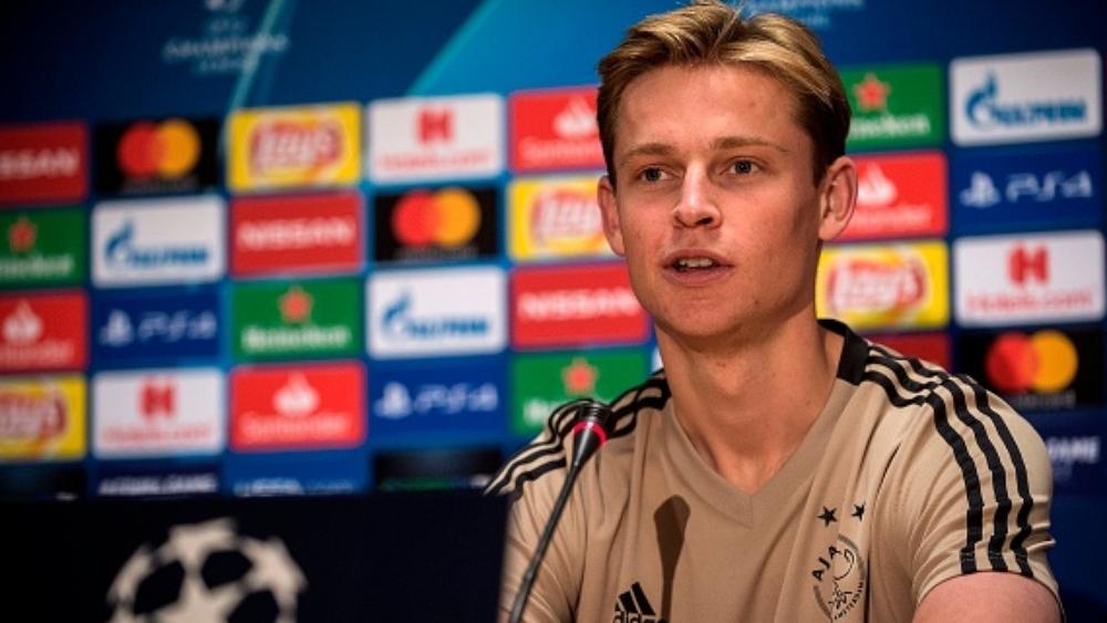 دي يونج يلمح للكشف عن سبب رفضه برشلونة