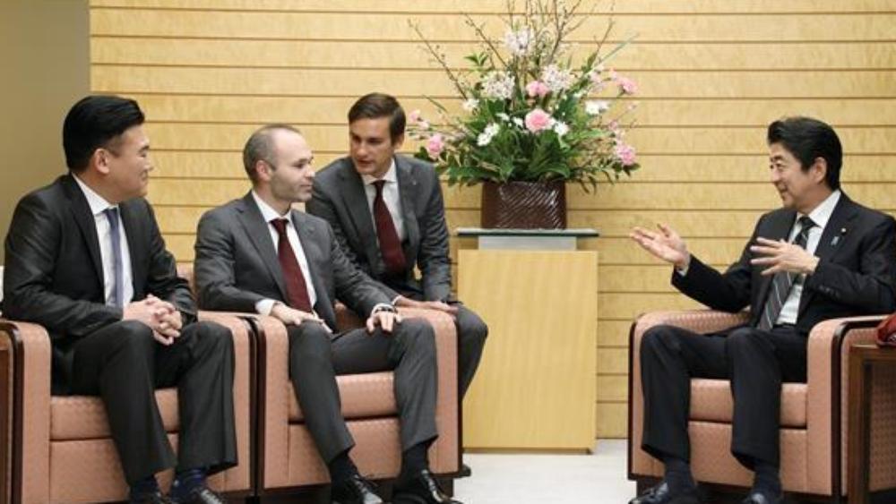 إنييستا يُهدي قميصه لرئيس وزراء اليابان