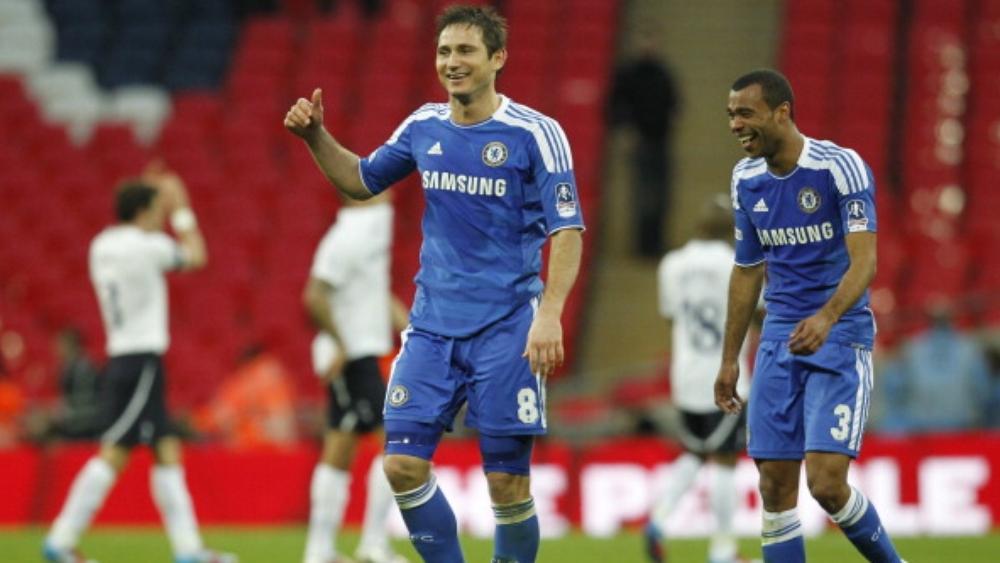 جماهير آرسنال تسخر من راتب أشلي كول المضحك